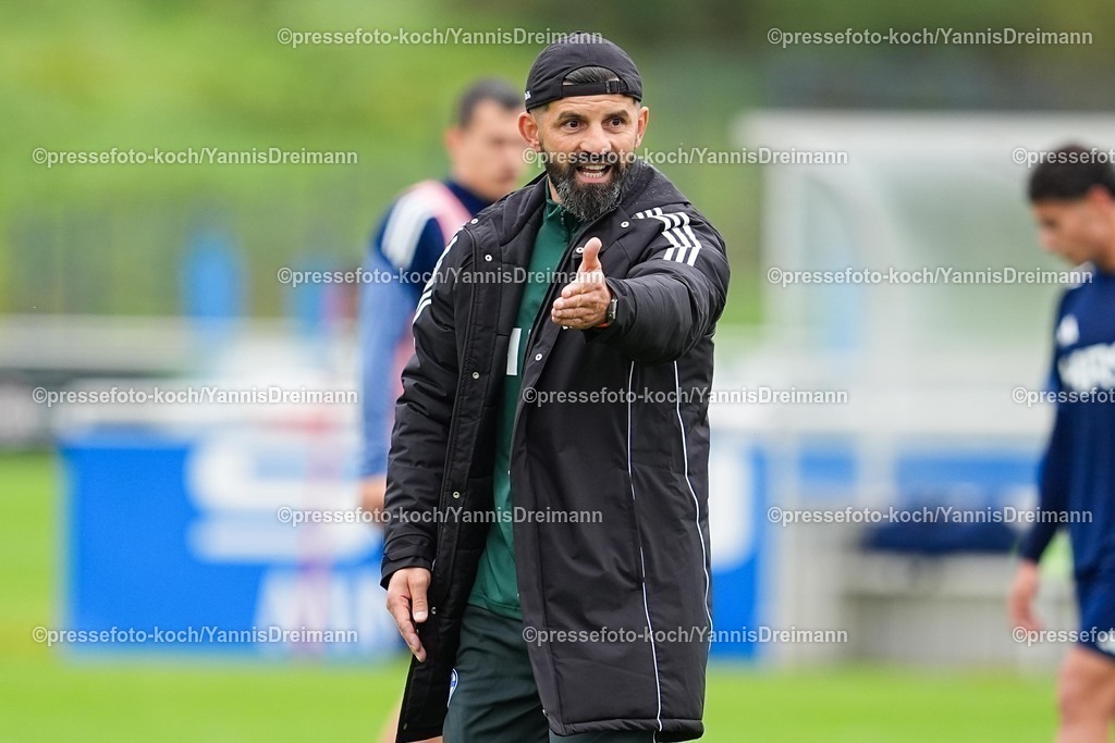 xYDR08102501058 | 08.10.2025, xydrx, Fußball, Öffentliches Training FC Schalke 04: Miron Muslic (Cheftrainer FC Schalke 04) gestikulierend