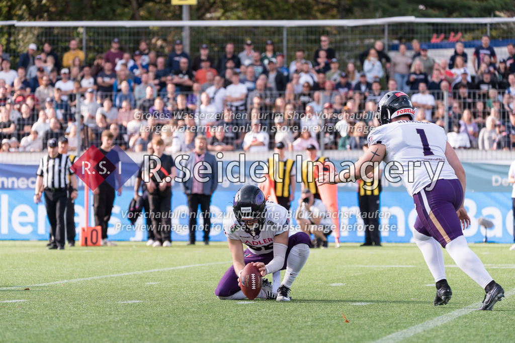 RS-1-003244 | Hendrik Schwarz (#82, Frankfurt, WR/Holder), Ryan Rimmler (#1, Frankfurt, Kicker)