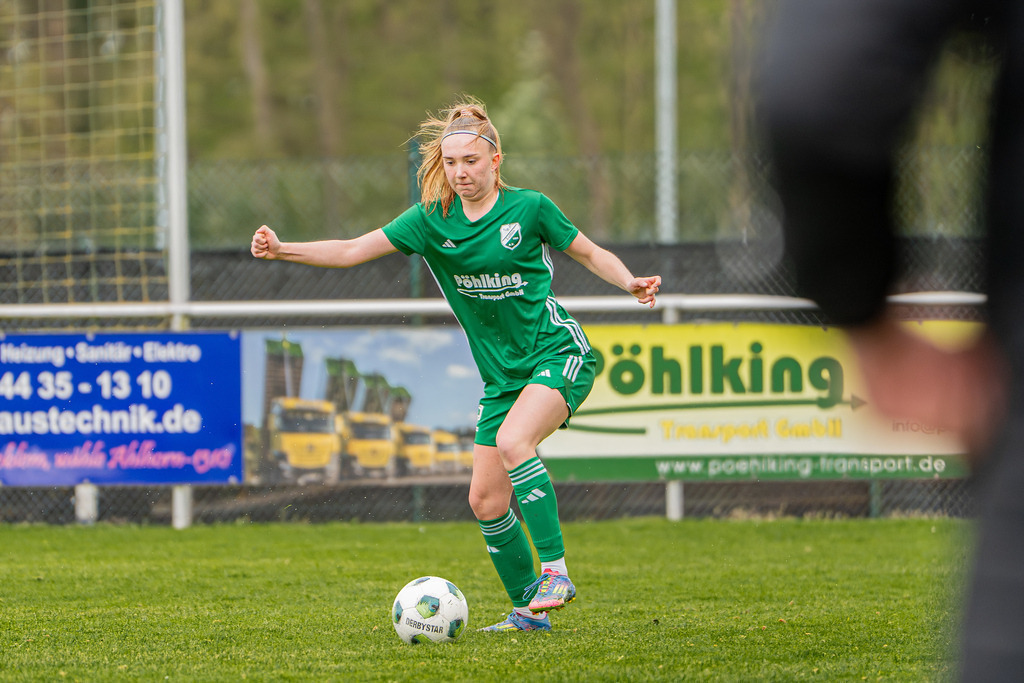 Fußball I Frauen I Saison 2025-2026 I Oberliga Niedersachsen I 19. Spieltag I TuS Lutten - TuS Büppel I 06233 | jns.sportfotos - Realisiert mit Pictrs.com