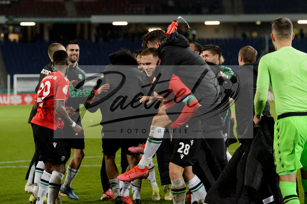 H96DUS20211027_088 | Fussball, Herren: . Spieler von Hannover 96 Schlussjubel, jubelt ueber den 3:0 Sieg bei dem Spiel der 2. Runde im DFB-Pokal zwischen Hannover 96 und Fortuna Duesseldorf in der HDI-Arena am 27.10.2021 in Hannover, Deutschland.DFB / DFL REGULATIONS PROHIBIT ANY USE OF PHOTOGRAPHS AS IMAGE SEQUENCES AND/OR QUASI-VIDEO. - Realisiert mit Pictrs.com