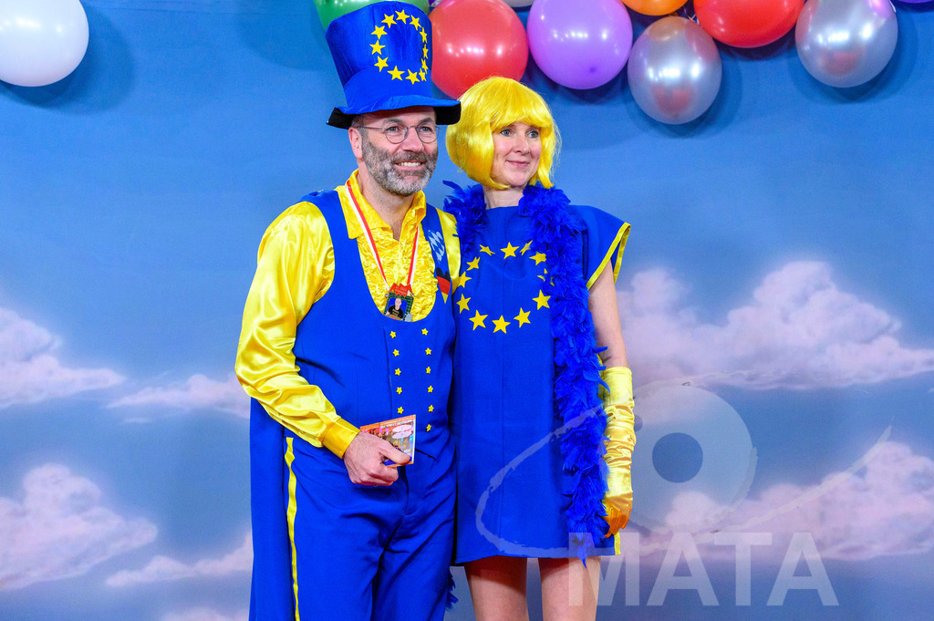 _DWA1482 | Fraktionsvorsitzende der Europaeischen Volkspartei (EVP) im Europaeischen Parlament, Manfred Weber mit seiner Gattin Andrea bei der TV-Sendung Fastnacht in Franken 2024. Veitshöchheim, 02.02.2024 Bayern Deutschland - Realisiert mit Pictrs.com