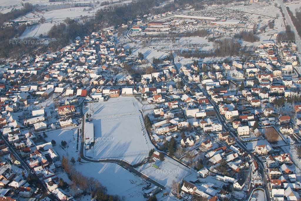 Aerial view: View of the town in Mothern in the state Bas-Rhin, France.Photo: IMG_36607.jpg taken on 01/05/2011 by Werner Riehm/FLY-FOTO.comResolution of the original: 4752 x 3168 px