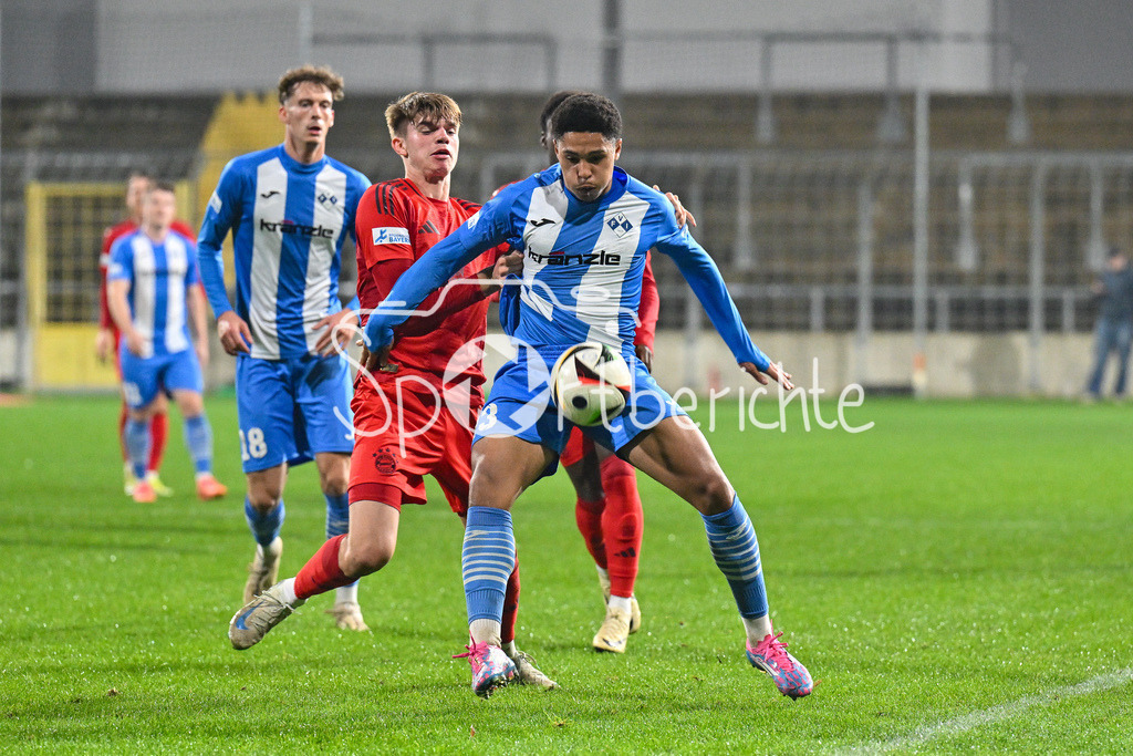 FC Bayern Amateure - FV Illertissen | im Duell Guido DELLA ROVERE (FC Bayern München II #15) und David UDOGU (FV Illertissen #23) / zweikampf