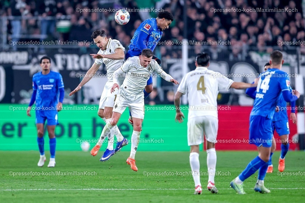 BMG07022601065 | 07.02.2026, Fußball, Borussia Mönchengladbach - Bayer 04 Leverkusen, 1. Fußball Bundesliga, 21.Spieltag, Borussia-Park, Saison 2025 2026: Malik Tillman&nbsp;(Bayer04 Leverkusen #10) im Zweikampf gegen Yannik Engelhardt&nbsp;(Borussia Mönchengladbach #06) Haris Tabakovic&nbsp;(Borussia Mönchengladbach #15) Kopfball Kopfballduell  DFB regulations prohibit any use of photographs as image sequences and or quasi-video.