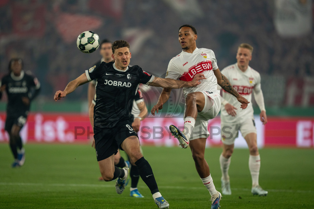 VfB Stuttgart vs. SC Freiburg, Fussball, DFB-Pokal, Halbfinale, 23.04.2026 | Nikolas Nartey (VfB Stuttgart, #28) am Ball gegen Maximilian Eggestein (SC Freiburg, #08),VfB Stuttgart vs. SC Freiburg, Fussball, DFB-Pokal, Halbfinale, 23.04.2026DFB regulations prohibit any use of photographs as image sequences and/or quasi-video