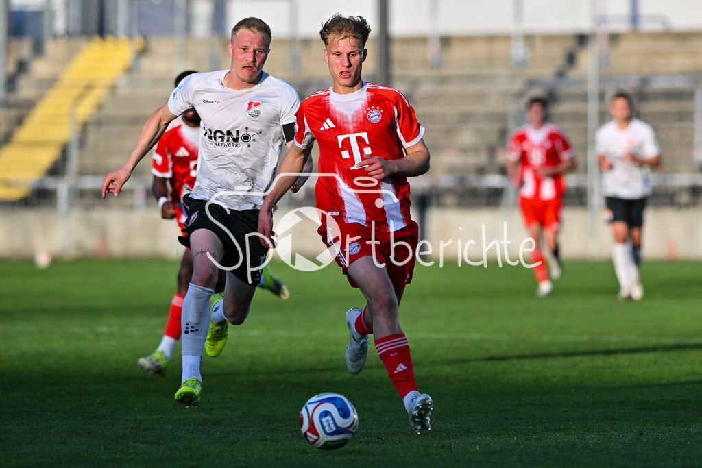 FC Bayern Amateure - TSV Aubstadt | MÜNCHEN, GERMANY - 24. APRIL: im Duel Steffen BEHR (TSV Aubstadt 16) und Kurt RÜGER (FC Bayern München II 8) während dem Match zwischen den Amateuren des FC Bayern und dem TSV Aubstadt am 31. Spieltag der Regionalliga Bayern im Grünwalder Stadion