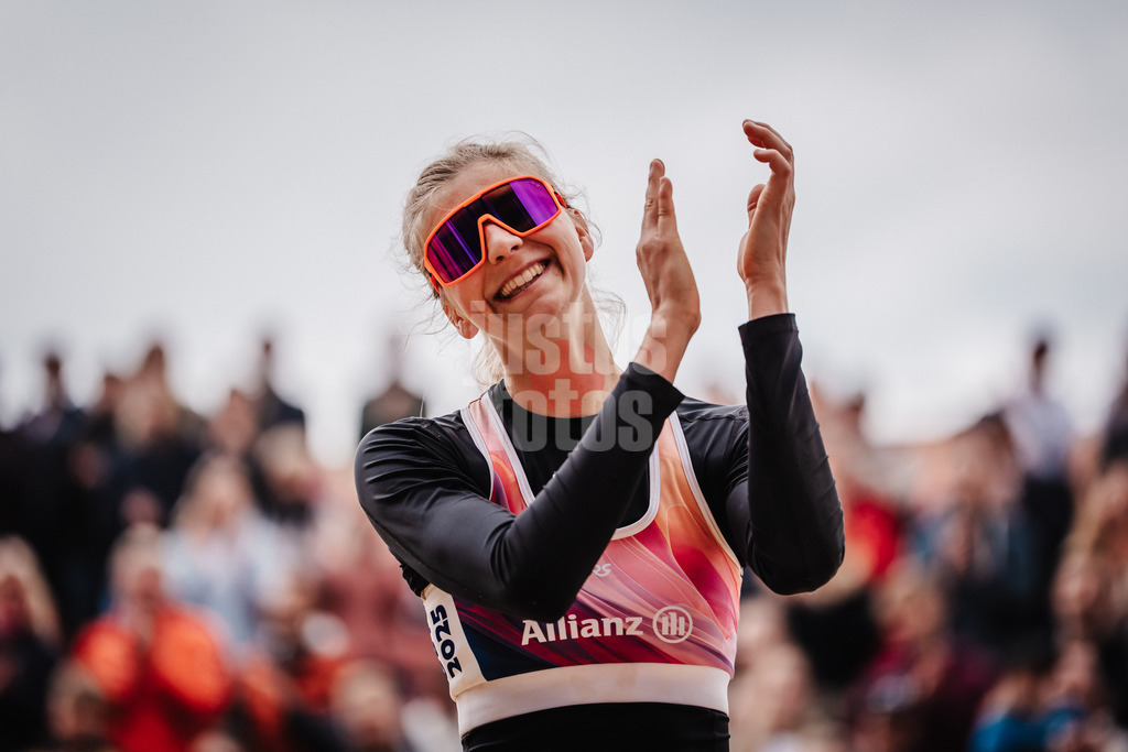 Beachvolleyball | Frauen | Allianz German Beach Tour 2025 | Tourstop Düsseldorf | 18.05.2025 | Nele Barber applaudiert dem Publikum