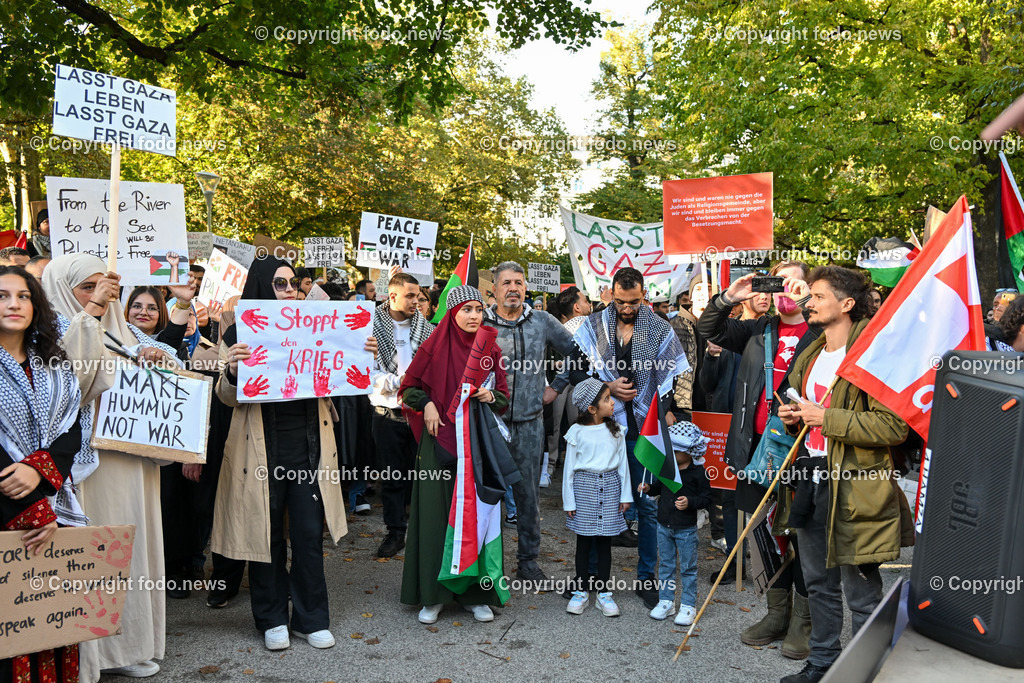 Demonstration_ Paleastina_ Linz_ 22.10.2023-18 | 22.10.2023, Linz, AUT, Demonstration Paleastina in Linz Volksgarten, im Bild Palästina, Gaza, Demoteilnehmer, Teilnehmer, Kundgebung, Plakate, Fahnen, Polizei, Beamte, Polizeifahrzeuge, Einsatzkraefte