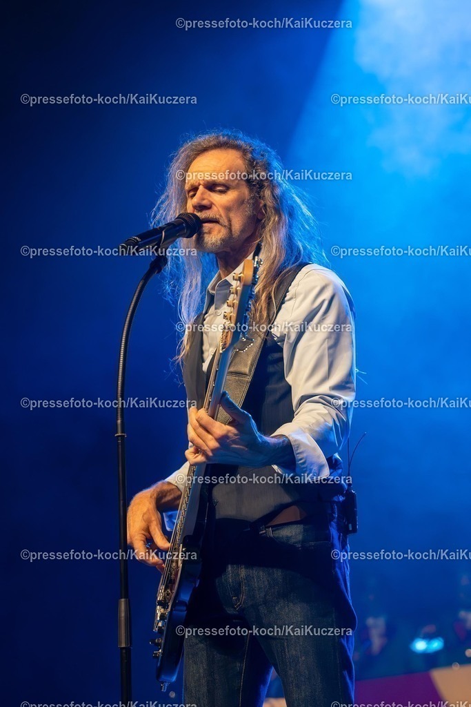 KKU25012501046 | 25.01.2025, xkkux, Düsseldorf, Karnevalsveranstaltung - Die Lachende in der Mitsubishi Electric HALLE. Die Band Black Föös performt bei ihrem Auftritt. Im Bild Bassist Hanz Thodam