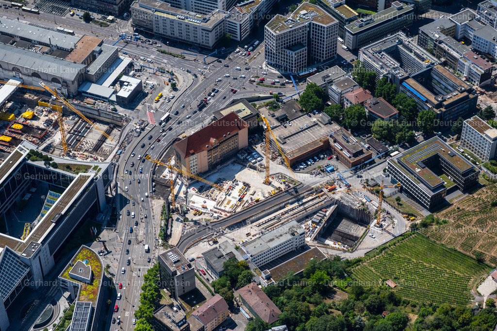4034669 | STUTTGART 22.07.2020 Baustelle mit Tunnelführungsarbeiten für die Streckenführung und den Verlauf des Gebäudes der Ehemalige Bahndirektion S21 zwischen Heilbronner und Jägerstraße in Stuttgart im Bundesland Baden-Württemberg, Deutschland. Weiterführende Informationen bei: CA Immo Deutschland GmbH,  Competo Capital Partners GmbH,  Eberspächer GmbH,  Ed. Züblin AG,  W2 Development GmbH. // Construction site with tunnel guide for the route of Gebaeuof of Ehemalige Bahndirektion S21 in Stuttgart in the state Baden-Wurttemberg, Germany. Further information at: CA Immo Deutschland GmbH,  Competo Capital Partners GmbH,  Eberspaecher GmbH,  Ed. Zueblin AG,  W2 Development GmbH. Foto: Gerhard Launer
