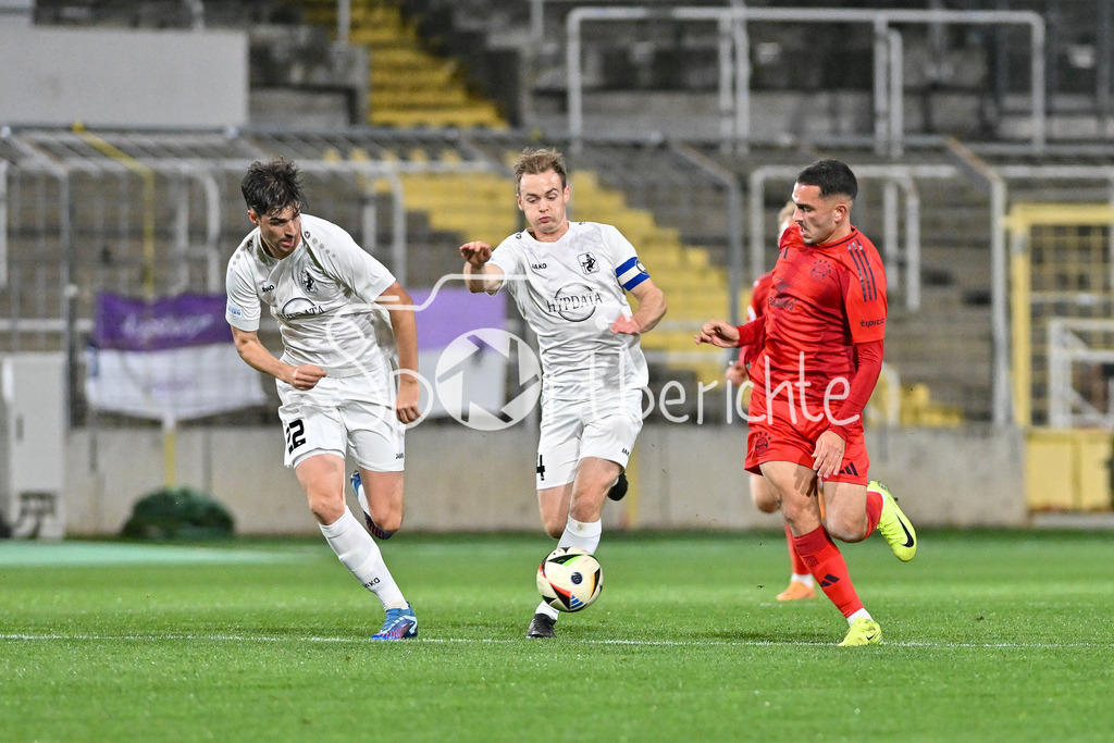 FC Bayern Amateure - TSV Schwaben Augsburg | v. l. Benedikt KRUG (TSV #22), Marco GREISEL (TSV #14) und Arijon IBRAHIMOVIC (FC Bayern München II #10) / Zweikampf / Regionalliga Bayern: FC Bayern Muenchen II - TSV Schwaben Augsburg, Gruenwalder Stadion am am 25.10.2024