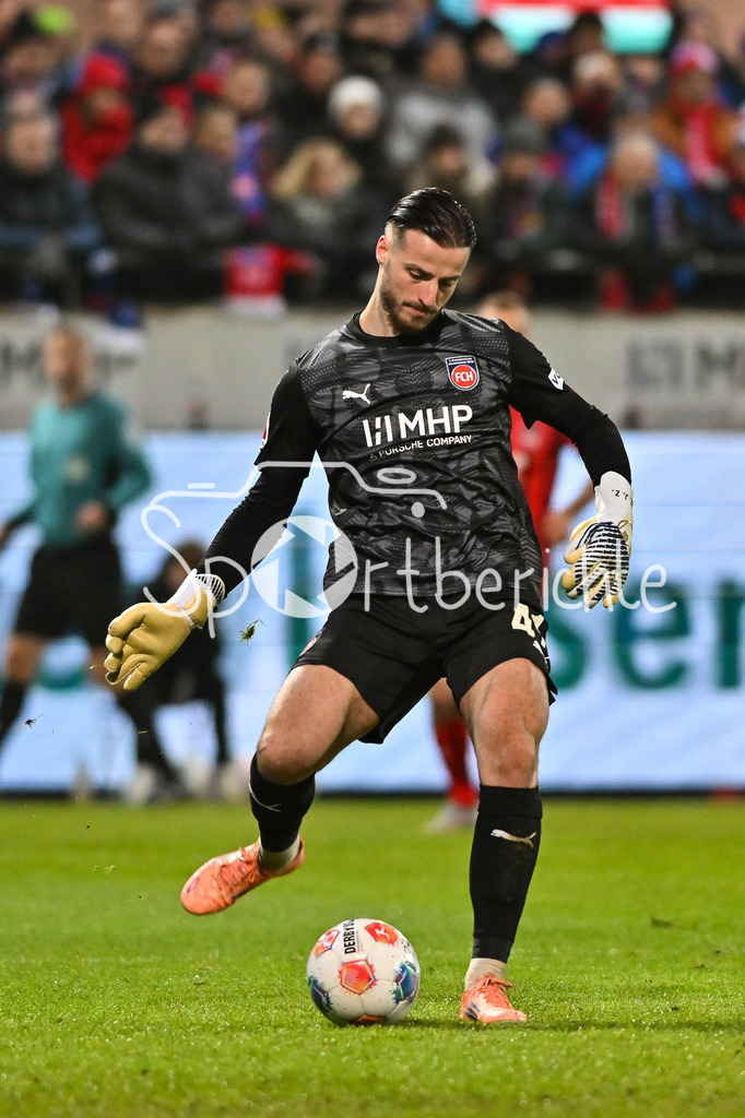 1. FC Heidenheim - FC Bayern München | HEIDENHEIM, GERMANY - 21. DECEMBER: am Ball Diant RAMAJ (1. FC Heidenheim 41) / Einzelfoto / Freisteller während dem Bundesligamatch zwischen dem 1. FC Heidenheim und dem FC Bayern München am 15. Spieltag in der Voith-Arena / DFL REGULATIONS PROHIBIT ANY USE OF PHOTOGRAPHS AS IMAGE SEQUENCES AND/OR QUASI-VIDEO