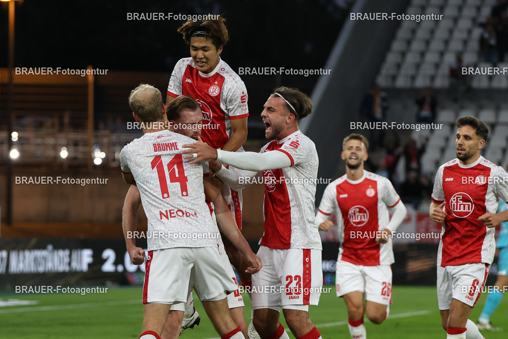 Rot-Weiss Essen - Hansa Rostock | Essen, Deutschland, 01.10.2025 Mannschaft von Rot-Weiss Essen jubelt nach dem Tor zum 1:0während des 3.Liga Spiels zwischen  Rot-Weiss Essen und TSG Hoffenheim u23 am 20.09.2025 im Stadion an der Hafenstraße in Essen. (Foto von Timo Bluhmki-Schmidt/Brauer Fotoagentur