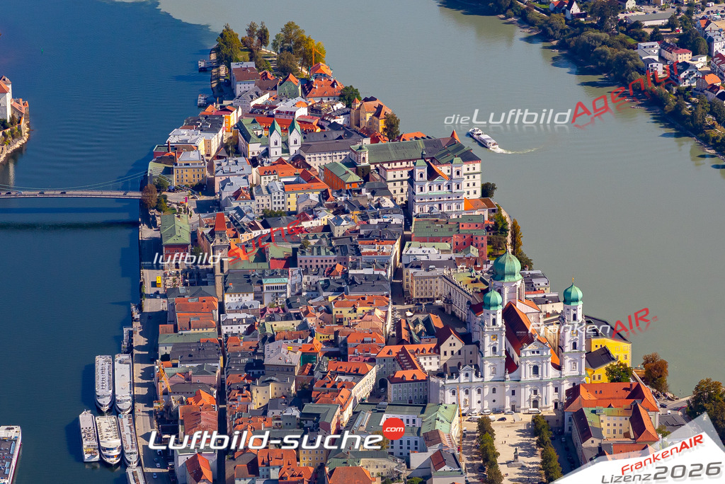 Die Luftbildaufnahme altstadt-mit-dom - Passau wurde 2020 mittels Flugzeug (keine Drohne) erstellt. Perfekte Schärfe und Druck- Ergebnisse- Garantiert!