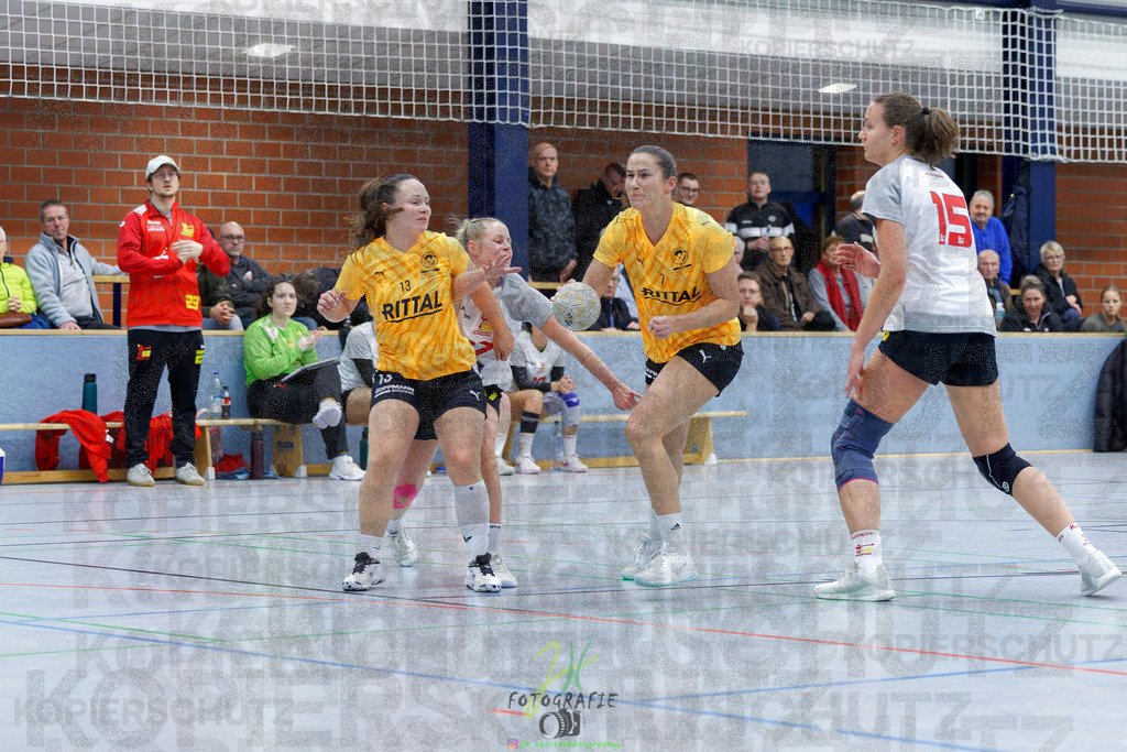 Frauen Oberliga Mitte (HHV); HSG Eibelshausen/Ewersbach - HSG Wettenberg II | Frauen Oberliga Mitte (HHV); HSG Eibelshausen/Ewersbach - HSG Wettenberg II am 13.12.2025 in Steinbrücken (Sporthalle am Hammerweiher)Photo © 2025 - Jörg Heinrich - Realisiert mit Pictrs.com