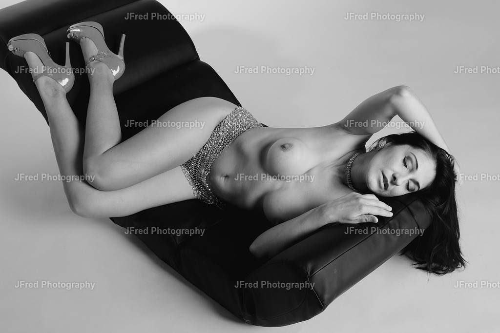 Model Timea - Studio | Nude on Chair - Realisiert mit Pictrs.com