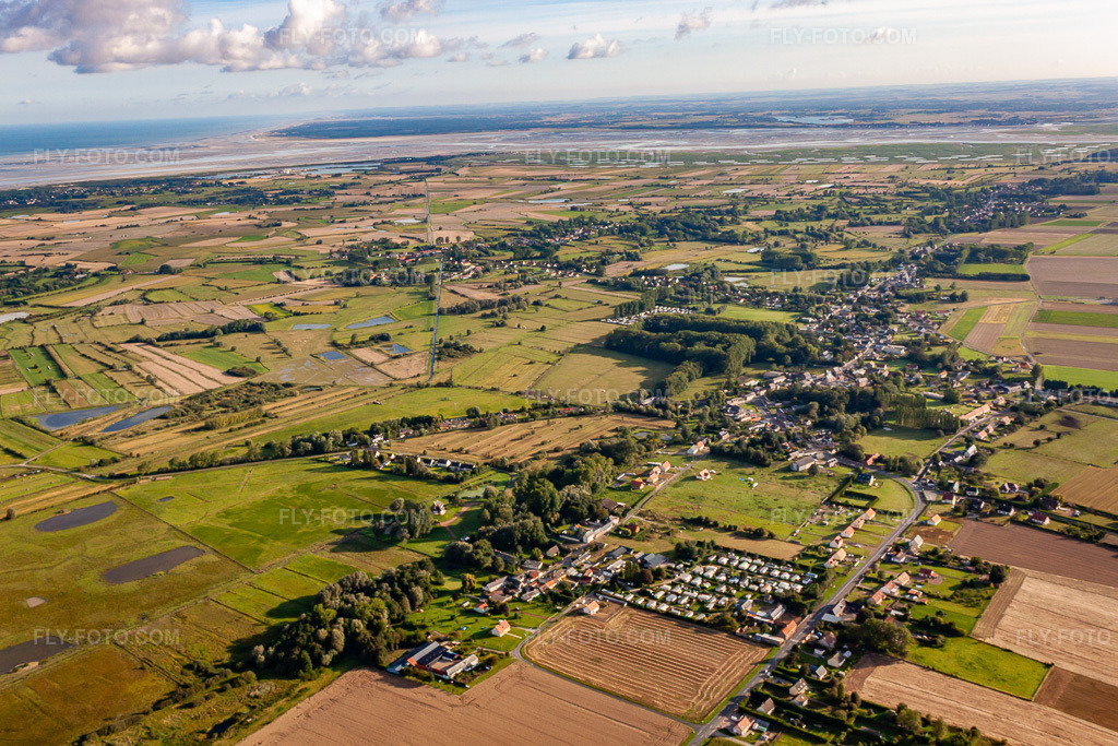 Aerial view: View of the town in Lanchères in the state Somme, France. – Photo: IMG_70989.jpg taken on 08/24/2014 by Werner Riehm/FLY-FOTO.com – Resolution of the original: 4752 x 3168 px