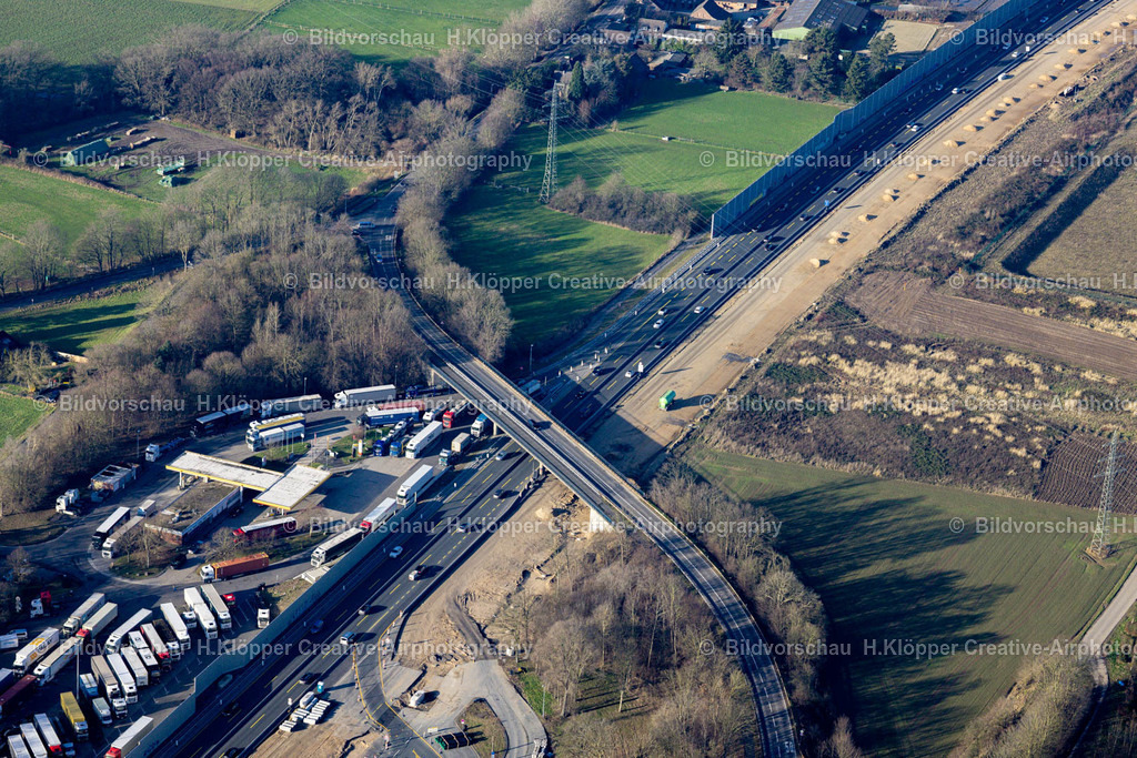 Luftbild Meerbusch-9051 | Luftbildfotografie Autobahn- Baustelle zum Ausbau und zur Spur- Erweiterung im Streckenverlauf der BAB A57 in Krefeld im Bundesland Nordrhein-Westfalen, Deutschland. - Realisiert mit Pictrs.com