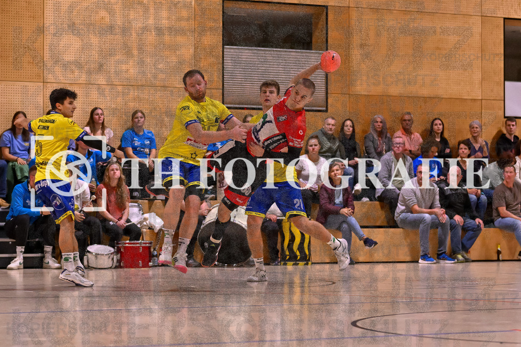 GER, SG Maulburg/Steinen - SG Allensbach/Dettingen, Handball, Landesliga Suedbaden, 2. Spieltag, Saison 2024/2025, 28.09.2024 | Ole Anton Holzkamp (SG Maulburg/Steinen, #69) im Duell gegen Kai Zacharias (SG Allensbach/Dettingen-Wallhausen, #64) und Luca Wilke (SG Allensbach/Dettingen-Wallhausen, #21). Im Bild Martin Weissinger (SG Allensbach/Dettingen-Wallhausen, #05)GER, SG Maulburg/Steinen - SG Allensbach/Dettingen, Handball, Landesliga Suedbaden, 2. Spieltag, Saison 2024/2025, 28.09.2024Foto: TH Fotografie/Thomas Hess