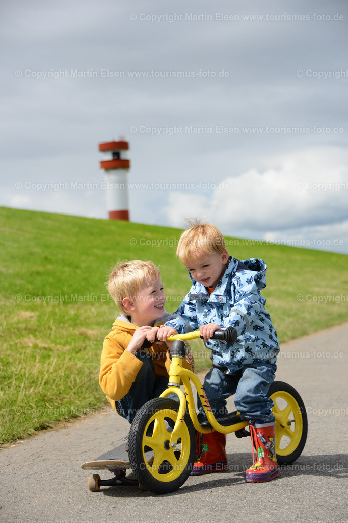 Kinder LeuchtturmELS_5782 | Kehdingen - Aufnahmedatum: 09.08.2012, Aufnahmehöhe:  m, Koordinaten:  - , Bildgröße: 4912 x  7360 Pixel - Copyright 2012 by Martin Elsen, Kontakt: Tel.: +49 157 74581206, E-Mail: info@schoenes-foto.deSchlagwörter: Elbe, Krautsand,Drochtersen,Deich,Leuchtturm,Tidenkieker, - Realisiert mit Pictrs.com