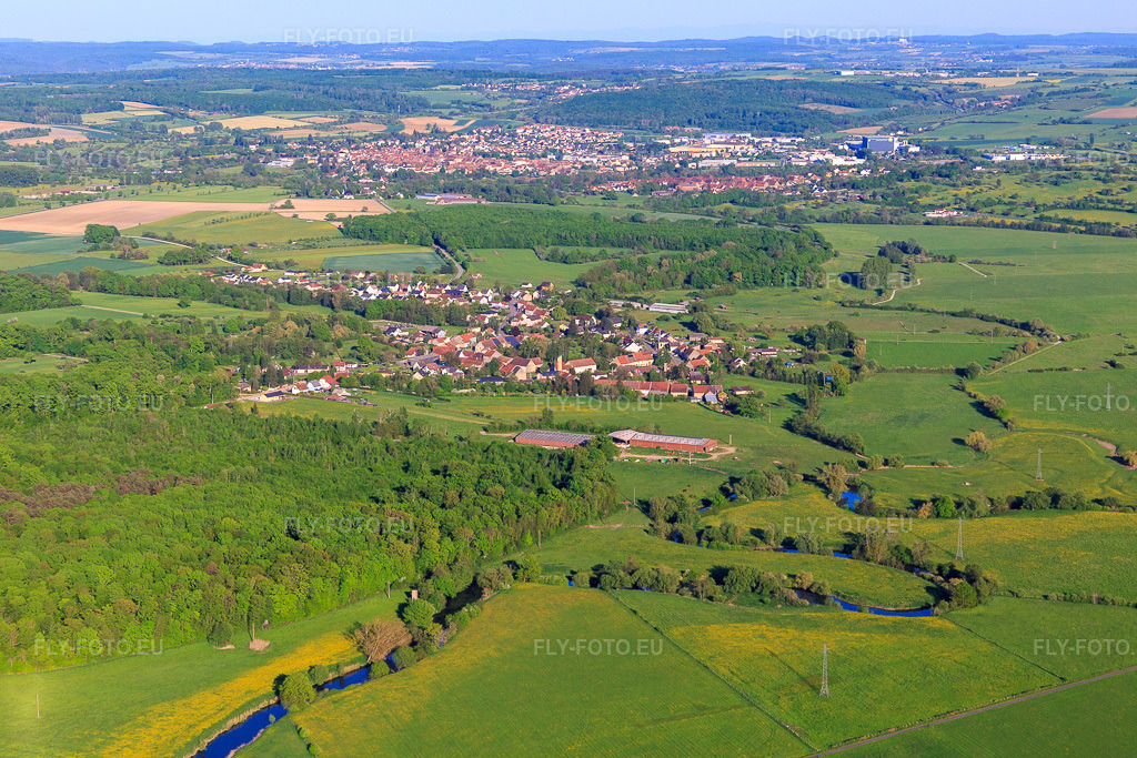 Vue aérienne: Cours sinueux de la rivière Sarre à Schopperten dans le département Bas Rhin, France. Photo: IMG_146127.jpg prise le 01/05/2025 par Werner Riehm/FLY-FOTO.euRésolution de l'original: 5472 x 3648 px