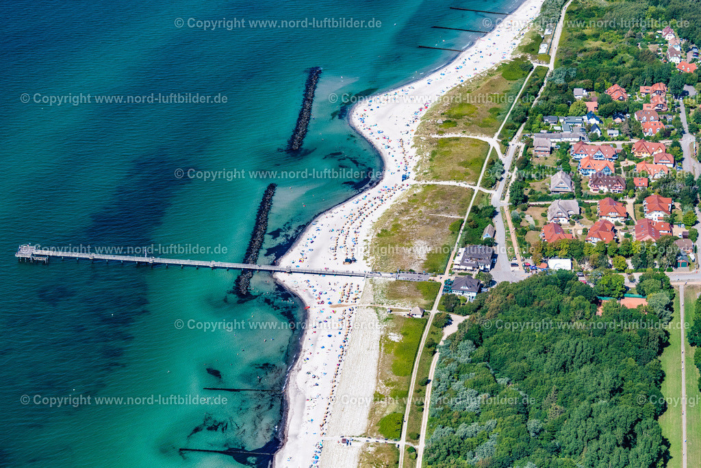 Wustrow_ELS_5507100822 | OSTSEEBAD WUSTROW 10.08.2022 Strandkorb- Reihen am Sand- Strand im Küstenbereich der Ostsee in Ostseebad Wustrow im Bundesland Mecklenburg-Vorpommern, Deutschland. Weiterführende Informationen bei: Kurverwaltung Ostseebad Wustrow. // Beach chair on the sandy beach ranks in the coastal area of Baltic Sea in Ostseebad Wustrow in the state Mecklenburg - Western Pomerania, Germany. Further information at: Kurverwaltung Ostseebad Wustrow. Foto: Martin Elsen