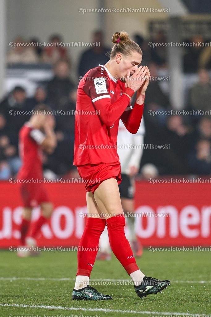 xKWIx13122501043 | 13.12.2025, xKWIx, Fußball, 3. Liga, SC Verl - Rot-Weiss Essen, SPORTCLUB Arena: Tom Moustier (Rot-Weiss Essen #28) nach vergebenem Schuss Photo: xKamilxWilkowskixPressefotoKochx