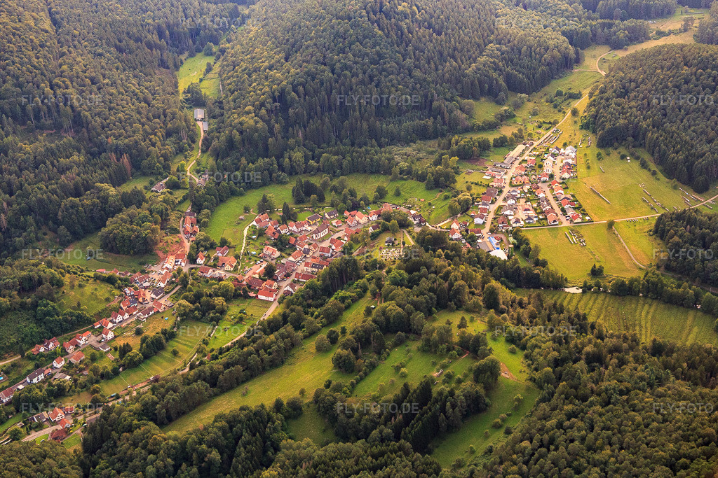 Luftbild: Ortsansicht von Osten in Bobenthal im Bundesland Rheinland-Pfalz in Deutschland. Foto: IMG_128450.jpg vom 21.08.2021 durch Werner Riehm/FLY-FOTO.de