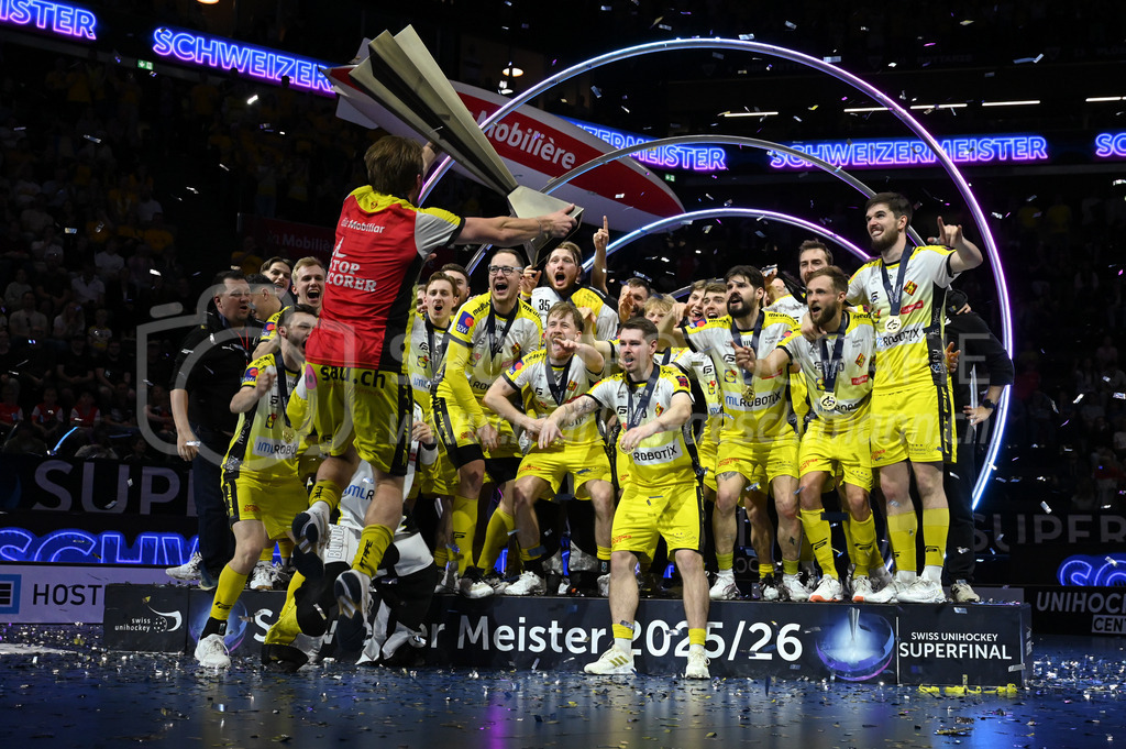Zug United - HC Rychenberg - 25. April 2026 | Oskar Weissbach (#6 HC Rychenberg Winterthur) mit Pokal am L-UPL Superfinal-Spiel zwischen Zug United und HC Rychenberg am 25. April 2026 in der BCF Arena, Fribourg, Schweiz.Bild: Sportfotografie Markus Aeschimann | www.markus-aeschimann.ch - Realisiert mit Pictrs.com