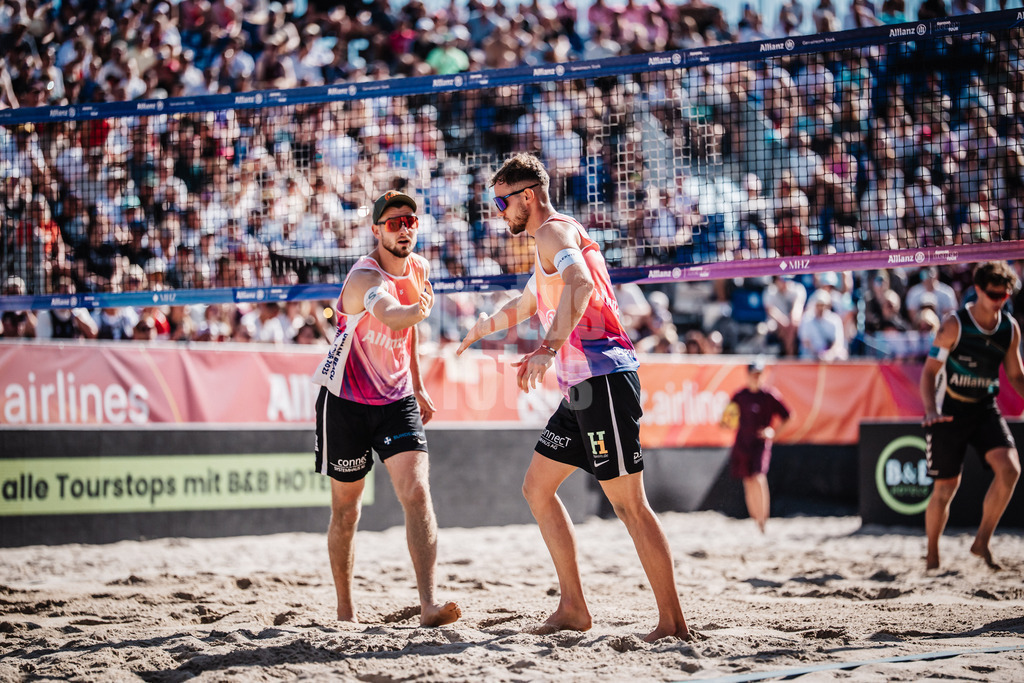 Beachvolleyball | Männer | Deutsche Meisterschaften 2025 Timmendorfer Strand | 07.09.2025 | v.l. Benedikt Sagstetter und Jonas Sagstetter klatschen ein