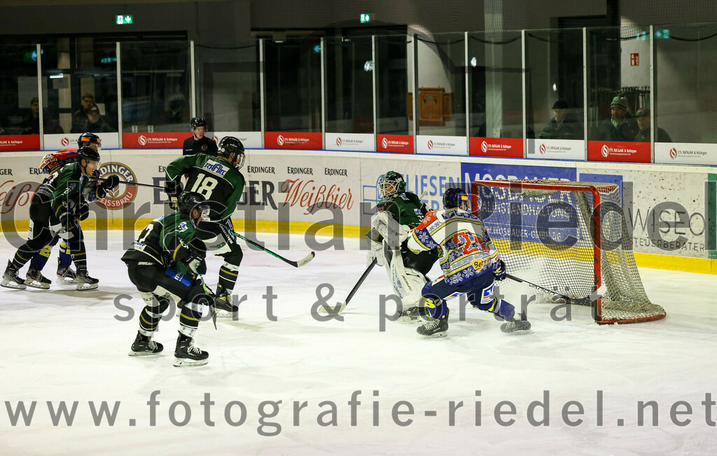 2022-12-09_052_TSV_Erding_gegen_EHC_Waldkraiburg | Erding, Deutschland, 09.12.2022:
Eishockey, Bayernliga 2022 / 2023, 19. Spieltag, TSV Erding gegen EHC Waldkraiburg, Endergebnis: 9:2

Daniel Krzizok (Erding Gladiators, #18), Torwart Thomas Hingel (Erding Gladiators, #33)

Foto: Christian Riedel / fotografie-riedel.net