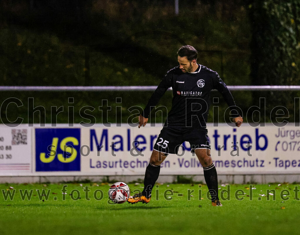 2023-11-03_022_FC_Schwaig_gegen_TuS_Holzkirchen | Oberding, Deutschland, 03.11.2023:
Fußball, Landesliga Südost 2023 / 2024, 19. Spieltag, FC Schwaig gegen TuS Holzkirchen, Endergebnis: 4:1

Nils Ehret (FC Schwaig, #25)

Foto: Christian Riedel / fotografie-riedel.net