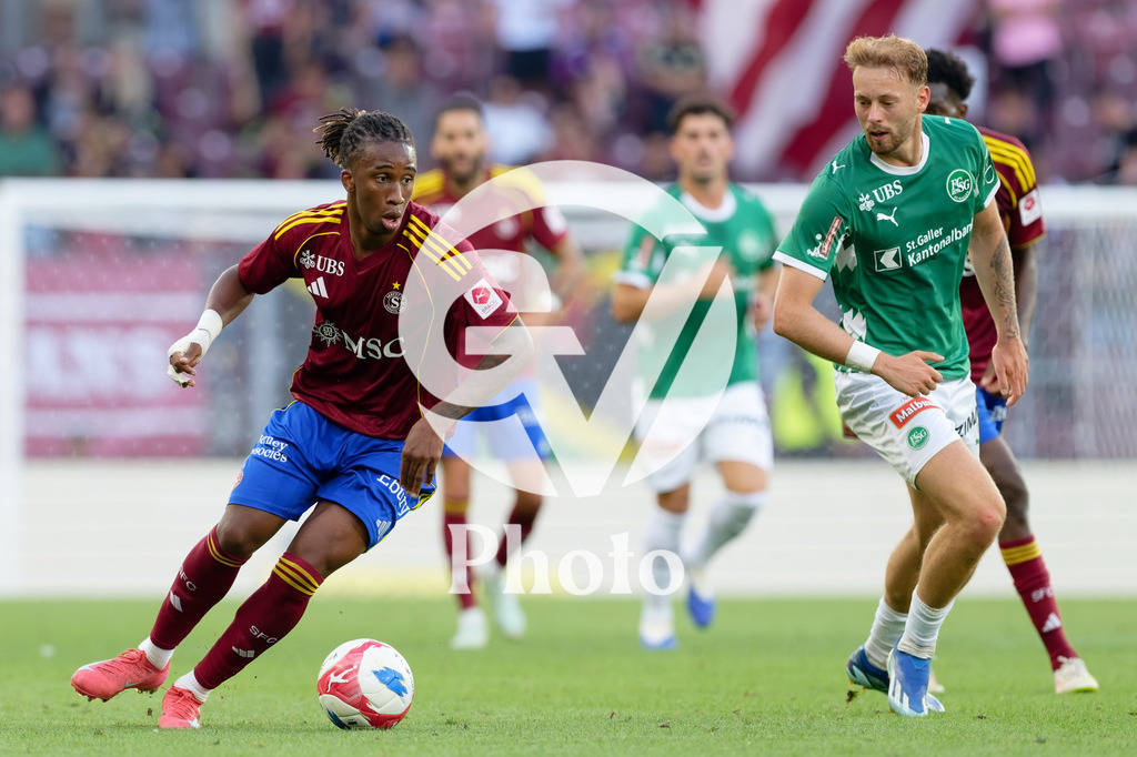 Brack Super League - Servette FC v FC Saint-Gall | Keyan Varela (29 Servette FC) controls the ball (action) during the Brack Super League match between Servette FC and FC Saint-Gall at Stade de Geneve in Geneva, Switzerland