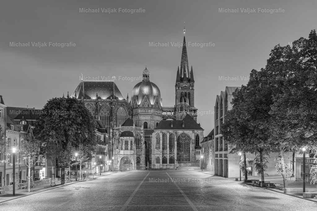 Aachener Dom schwarz-weiß | Blick über den Katschhof zum Aachener Dom am Abend in schwarz-weiß. - Realisiert mit Pictrs.com