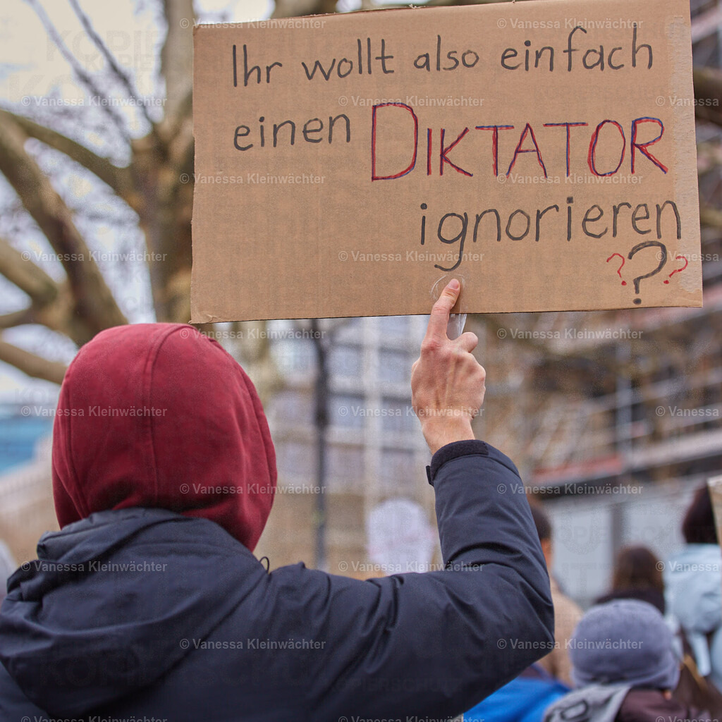 Wir sind alle Ekrem Imamoglu, Breitscheidplatz 30.03.2025 | Mehrere hundert Menschen demonstrieren am 30.03.2025 auf dem Berliner Breitscheidplatz für die Freilassung von Ekrem İmamoğlu sowie verhafteter Protestierender und für die Demokratie in der Türkei. Einige tragen Masken mit dem Gesicht des Istanbuler Bürgermeisters. - Realisiert mit Pictrs.com