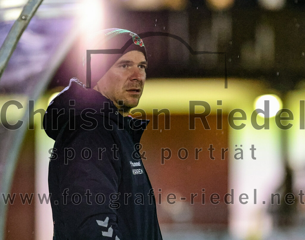 2023-11-03_027_FC_Schwaig_gegen_TuS_Holzkirchen | Oberding, Deutschland, 03.11.2023:
Fußball, Landesliga Südost 2023 / 2024, 19. Spieltag, FC Schwaig gegen TuS Holzkirchen, Endergebnis: 4:1

Trainer Benjamin Held (FC Schwaig)

Foto: Christian Riedel / fotografie-riedel.net