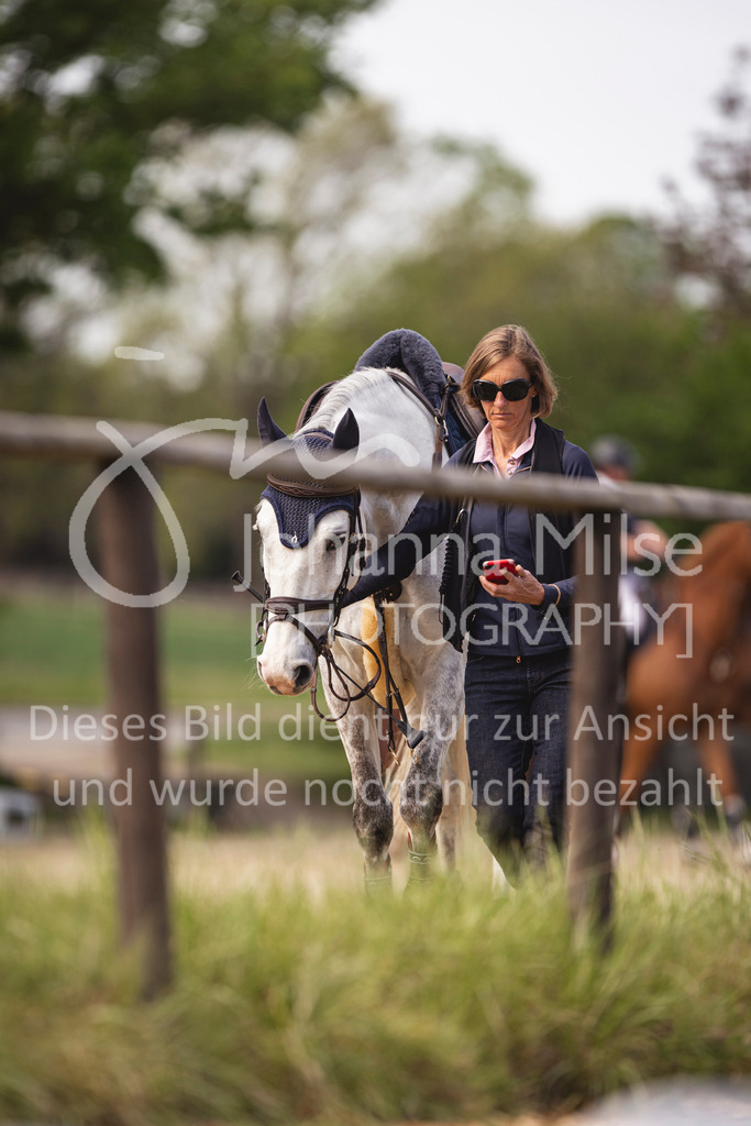 260503_Spenge_7_M2-Spr-m-steig-Anf-700 | Deine schönsten Turniermomente als professionelle Fotos! Entdecke hochwertige Pferdesport-Fotografie im Online-Shop. Jetzt Fotos finden & bestellen!