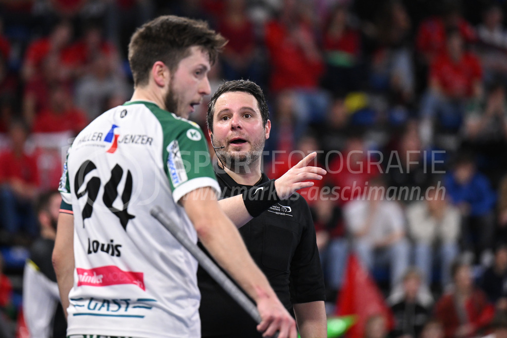 SV Wiler-Ersigen vs Floorball Köniz - 15. April 2023 | SV Wiler-Ersigen vs Floorball Köniz
Stimo Arena, Kloten
Schiedsrichter Yvan Buehler diskutiert mit Marco Louis (#94 SV Wiler-Ersigen).
Bild: Sportfotografie Markus Aeschimann | www.markus-aeschimann.ch - Realisiert mit Pictrs.com