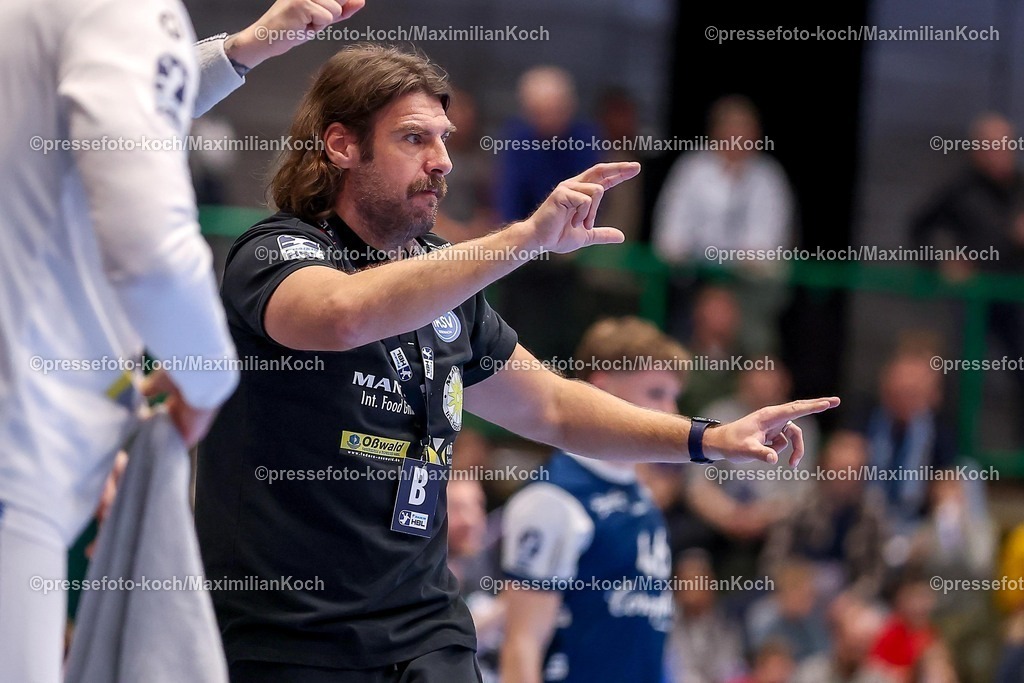 BHC11122501080 | 11.12.2025, Handball, HBL, Bergischer HC - ThSV Eisenach, Unihalle Wuppertal: Sebastian Hinze (Eisenach #hc) gestikulierend am Spielfeldrand  