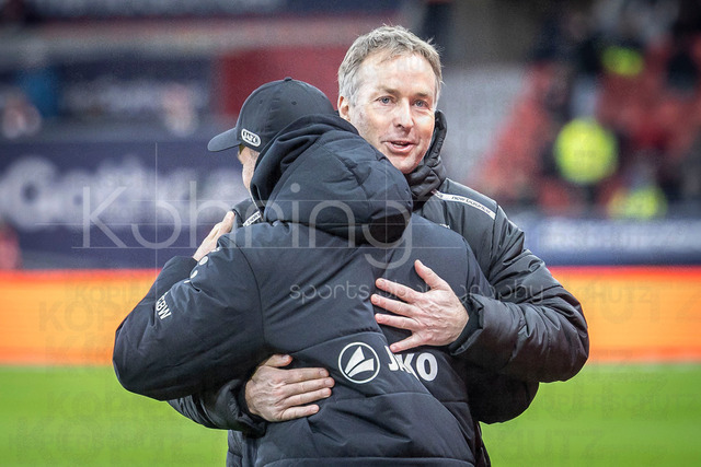 German Bundesliga, Bayer 04 Leverkusen vs. VfB Stuttgart, 10.01.2026 | LEVERKUSEN, GERMANY - JANUARY 10:  Kasper Hjulmand (Head Coach Bayer 04 Leverkusen) and Sebastian Hoeneß (Hoenes /Hoeness / Head Coach / Trainer VfB Stuttgart) before the game during the German Bundesliga match on gameday 16 between Bayer 04 Leverkusen vs. VfB Stuttgart at BayArena on January 10, 2026 in Leverkusen, Germany. DFL REGULATIONS PROHIBIT ANY USE OF PHOTOGRAPHS AS IMAGE SEQUENCES AND/OR QUASI-VIDEO.