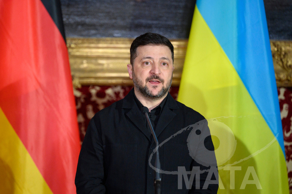 _DWI5257 | Politiker Wolodymyr Selenskyj, Präsident der Ukraine, iwährend eines Pressestatements in der Münchner Residenz vor der Verleihung des Ewald-von-Kleist-Preises.Der diesjährige Ewald-von-Kleist-Preis wird am Rande der Münchner Sicherheitskonferenz 2026 an das ukrainische Volk vergeben. München, 14.02.2026 Bayern Deutschland - Realisiert mit Pictrs.com