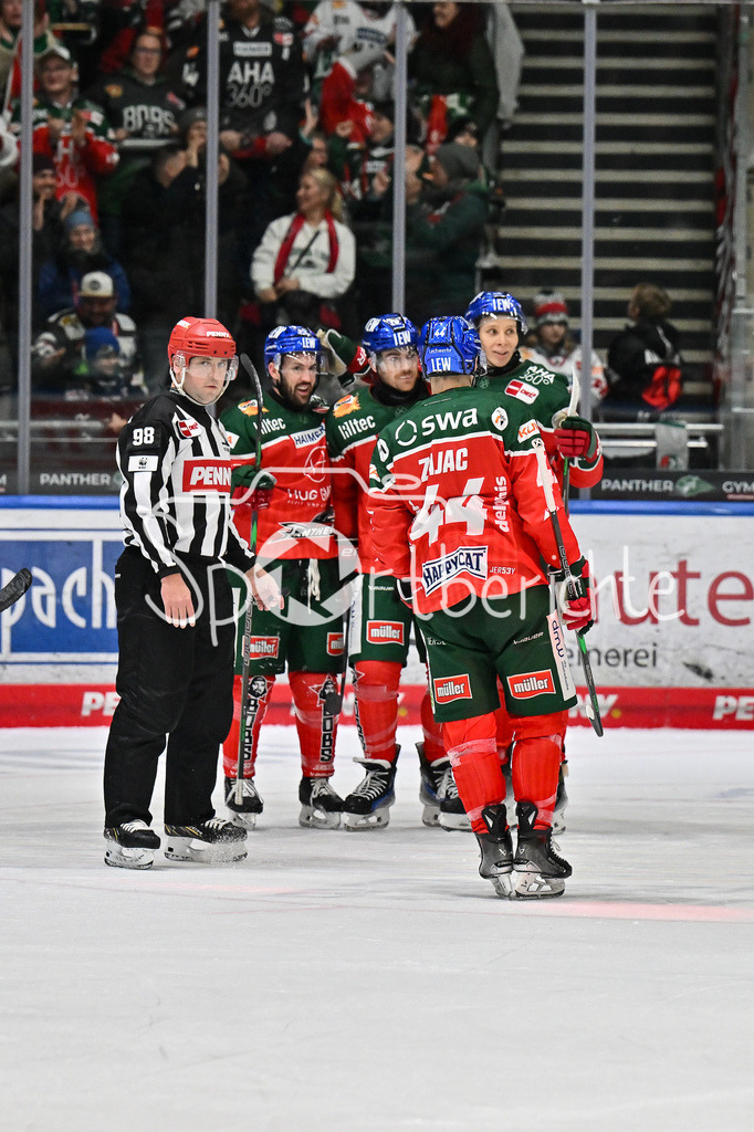 Augsburger Panther - Schwenninger Wild Wings | Jubel des AEV nach dem Treffer zum 5-3 druch Chris COLLINS (Augsburger Panther #10) / Freude / happy / Tor / torschuetze / DEL: Augsburger Panther - Schwenninger Wild Wings, Curt Frenzel Stadion am 02.02.2025