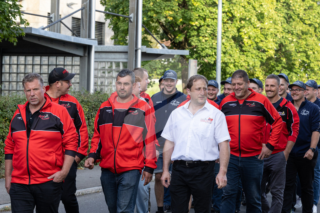 ESAF2025_Empfang_8212 | Die Schwinger des Schwyzer Kantonalen Schwingerverbandes: Fotos, die Dynamik und Leidenschaft festhalten, sowie emotionale Momente aus dem traditionellen Schwingsport zeigen. - Realisiert mit Pictrs.com