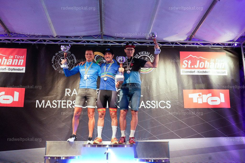 1350_20230817_Bewerb_Maenner_Muehlanger | AUT - OESTERREICH, 2023-08-16: SPORT RENNRAD-FAHREN - 55. INTERNATIONALER RADWELTPOKAL IN ST. JOHANN IN TIROL  - Vintage-Radrennen mit WM-Bronze-Medaillen-Siegerin Christina Schweinberger, den Teilnehmer und Alexander Baumann (vom Orginastions-Team) - TAG 2 BEWERB MAENNER IN SECHS GRUPPEN  ; Foto: Roland Muehlanger