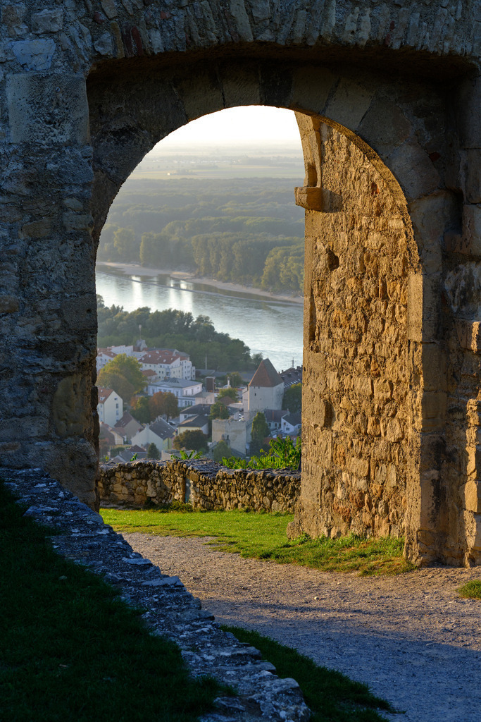 Detail der Schlossruine Hainburg | Hainburg an der Donau, Austria - September 28, 2023: Detail der Schlossruine Hainburg; Blick durch das Tor auf die Donau und Stadt. - Realisiert mit Pictrs.com