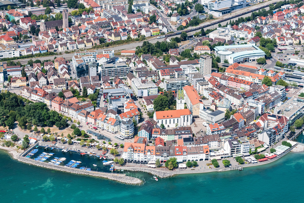 dr__0016244.jpg | FRIEDRICHSHAFEN 03.08.2018 Uferbereiche und Uferpromenade am Seegebiet des Bodensee in Friedrichshafen im Bundesland Baden-Württemberg, Deutschland. // Riparian areas on the lake area of Lake Constance in Friedrichshafen in the state Baden-Wurttemberg, Germany. Foto: Daniel Reiter