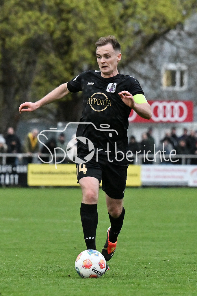VfB Eichstätt - TSV Schwaben Augsburg | EICHSTÄTT, GERMANY - 14. APRIL: am Ball Marco GREISEL (TSV Schwaben Augsburg 14) / Einzelfoto / Freisteller während dem Match zwischen dem VfB Eichstätt und dem TSV Schwaben Augsburg am 19. Spieltag der Regionalliga Bayern im Hirsch Sportpark