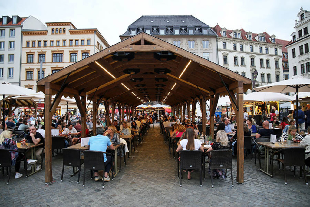 Foto: Leipzig - Leipziger Weinfest | Das Team hinter BILDLEXIKON LEIPZIG bündelt historische wie aktuelle Informationen über die Stadt Leipzig in Text und Bild auf einer Plattform und stellt diese der interessierten Öffentlichkeit zur Verfügung.