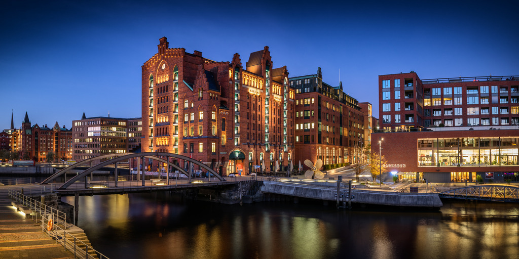10260804 - HafenCity Wandbild - Maritimes Museum zur blauen Stunde | Blick auf das Maritime Museum zur blauen Stunde. Erhältlich als hochwertiges Wandbild auf Leinwand, Acrylglas, Alu-Dibond, Poster oder als digitaler Download, einfach über "Bestellen" konfigurieren.