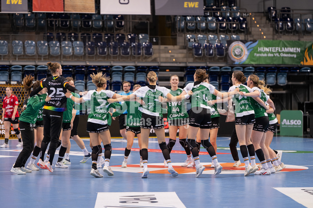 Handball I Frauen I Saison 2025-2026 I 1. HBF I 17. Spieltag I VFL Oldenburg - Thüringer HC I 0996 | Freude über den Heimsieg bei den VfL Oldenburg Frauen - Realisiert mit Pictrs.com
